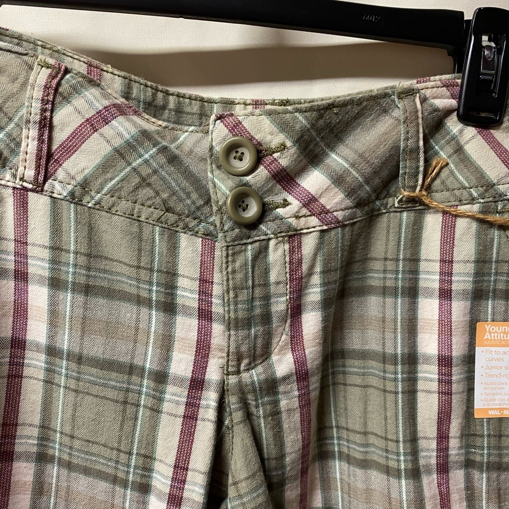 Nobo Bermuda shorts. Med-rise, 9 1/2” inseam. Green, white, burgundy Sz 9 JR
